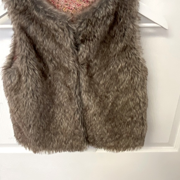 Girls Faux Fur Vest 6x - Picture 4 of 5